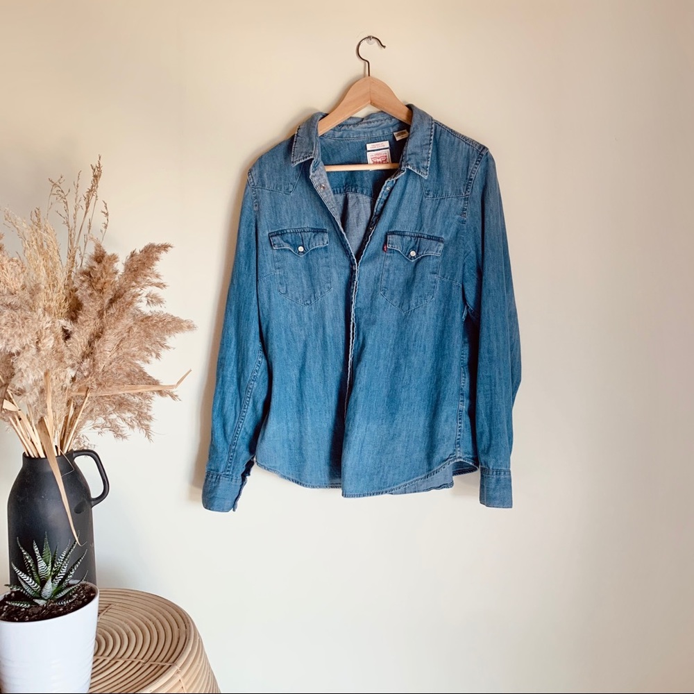 Levi’s button down tailored fit. Size large